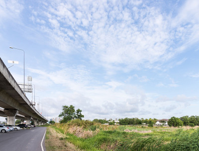 通往城市的高速公路桥。