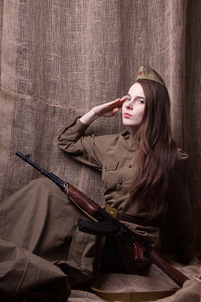 身着俄罗斯军装，手持步枪的女人。女士兵在