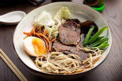 餐馆里的亚洲牛肉拉面和面条