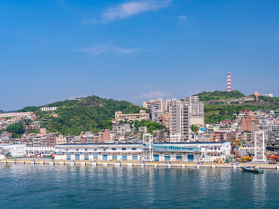 基隆港位于台湾岛的北端。基隆港兼有军事和商业用途，是台湾北部的优良港口。