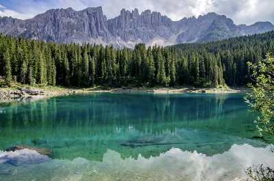 湖Carezza