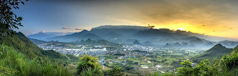 黎明时，越南松腊省黎洲市全景