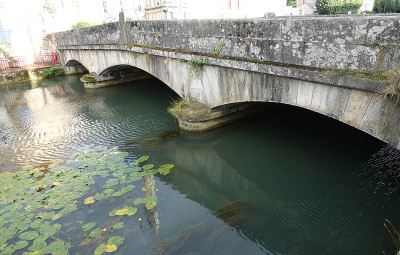 跨越Yonne河的桥穿过Clamecy村Nièvre Bourgogne-Franche-Comté