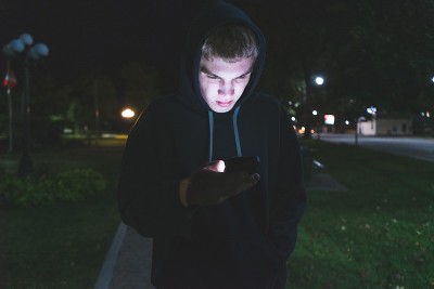 一个悲伤的少年在打电话。