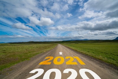 2021年新年旅行和未来愿景的概念。