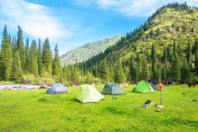 吉尔吉斯斯坦天山的旅游营地。