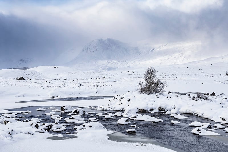 大雪覆盖了英国苏格兰高地兰诺克荒原上的黑山。