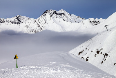 警告在滑雪场唱歌