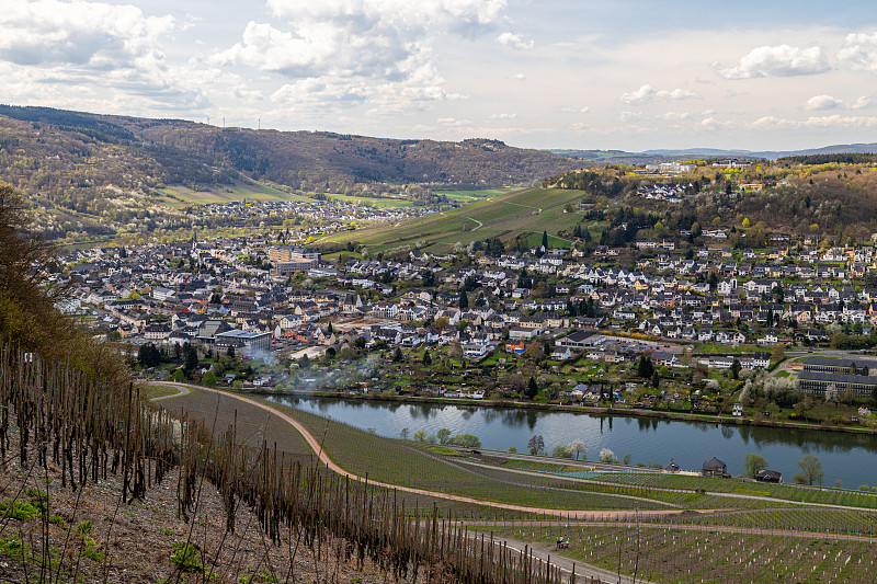 Bernkastel-Kues附近的摩泽尔谷全景