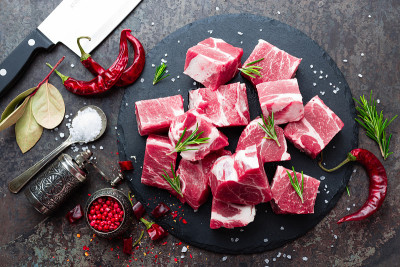 新鲜的猪肉。生的切片猪肉。猪肉的脖子