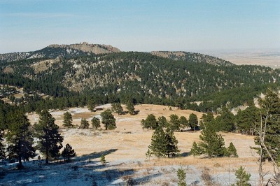 科罗拉多的松树、白雪覆盖的山顶、冰冻的湖泊和河流以及五彩斑斓的云朵都太完美了。