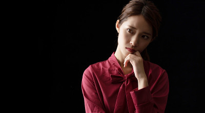 黑人背景的麻烦亚洲女孩。