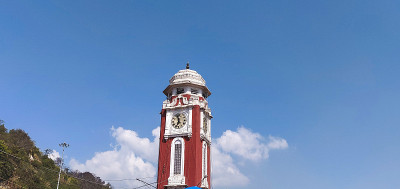 著名的钟塔位于圣河恒河最神圣的高丘/河岸，名为“Har ki pauri”。