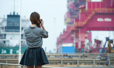 站在码头上的女人