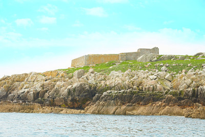 蓝天和阳光明媚的一天，Fort, Martello塔，Saint Begnet教堂在Dalkey岛，