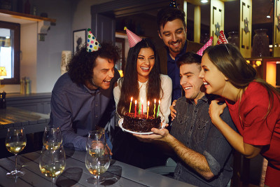 一群朋友在家庆祝生日
