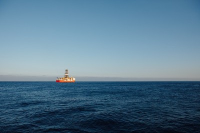 海上油气钻探船，蓝海背景