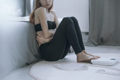 生病的女孩胃痛