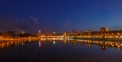 夜晚的城市倒影在河上