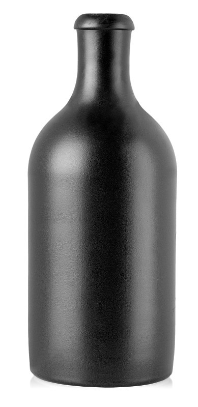 黑色的酒瓶上有酒精饮料