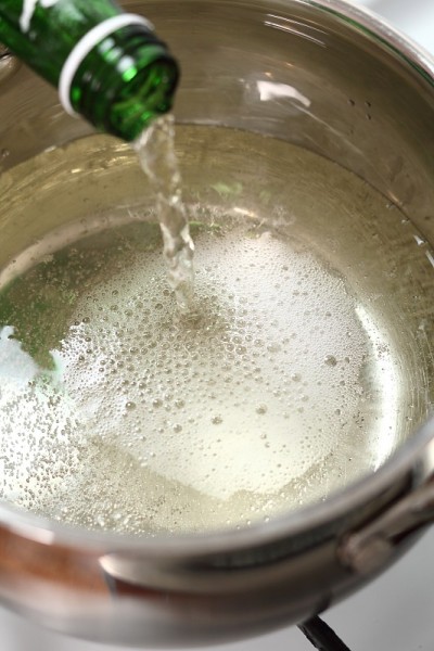 将起泡酒倒入炖锅
