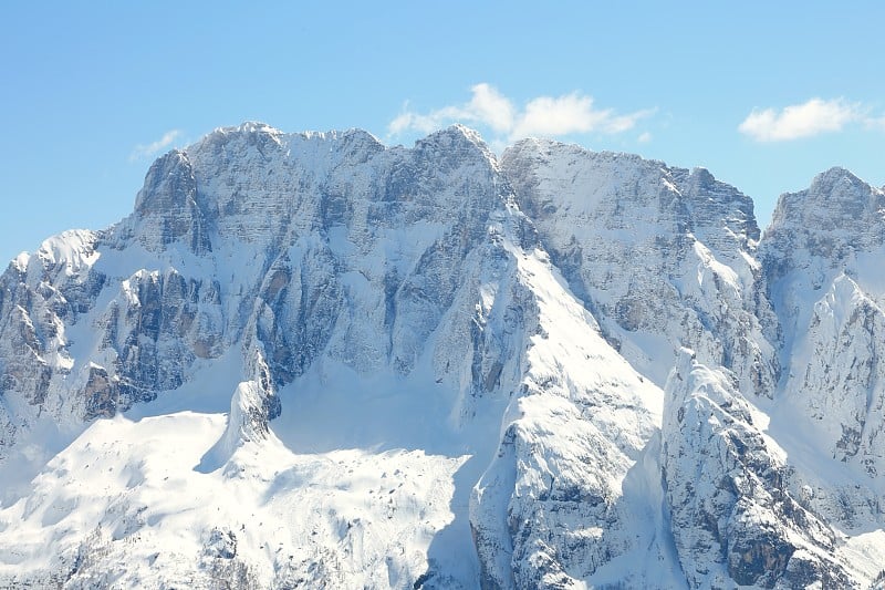 欧洲阿尔卑斯山上覆盖着积雪的高山