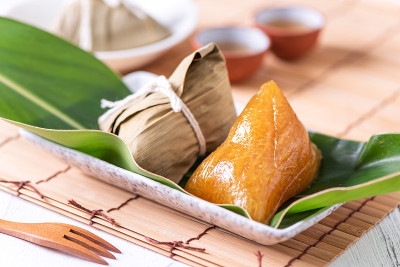 粽子——碱性水晶汤圆，盛在盘子里吃，是传统端午节的概念