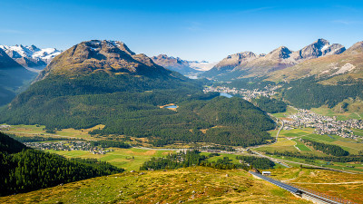 上恩加丁Muottas Muragl的全景(Graubünden，瑞士)