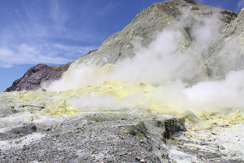 硫磺地貌上的活火山有2座——白岛