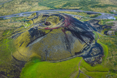 从冰岛鸟瞰格拉伯克火山和熔岩谷