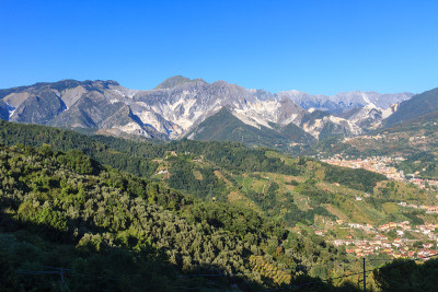 阿尔皮阿普安山脉的全景在托斯卡纳，意大利