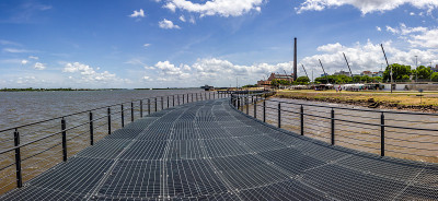 Guaiba岸边的建筑和湖泊全景