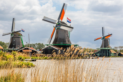 多姿多彩的荷兰风车在Zaan河，Zaanse Schans, Zaandam，荷兰