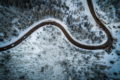 弯弯曲曲的冬雪覆盖山路