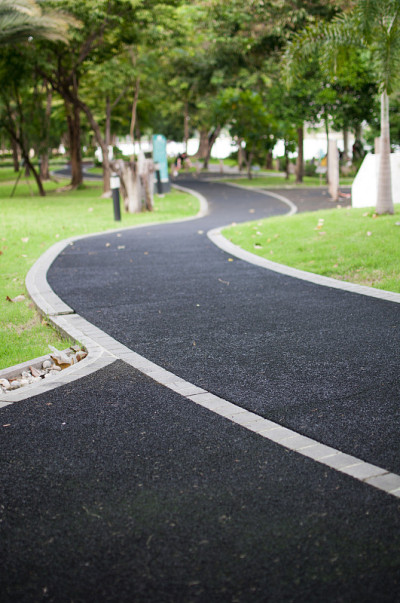 花园公园里的路