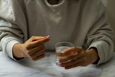 一个女人正要吃药