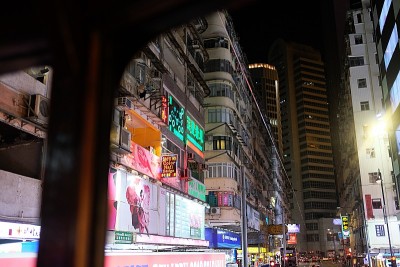 从香港有轨电车上看到的霓虹灯和建筑物
