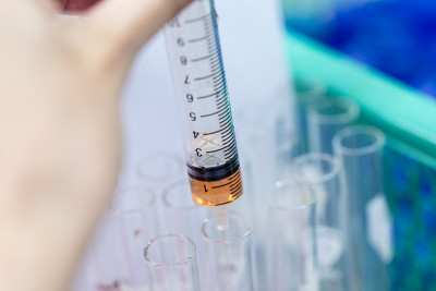 具有科学研究和实验室微生物学研究背景。