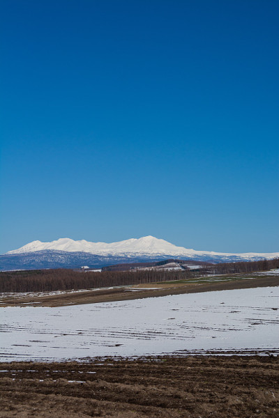 积雪残留的高地和雪山