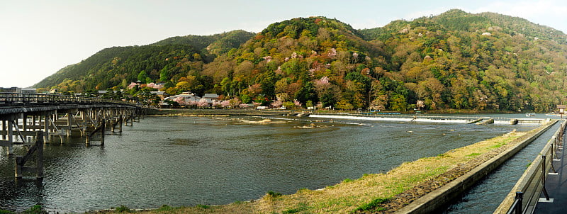 Katsura河和岚山的全景，京都，在春天