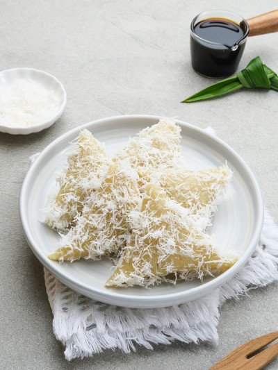 Lupis或Lopis，一种传统的印尼食物，由糯米制成，裹在香蕉叶里