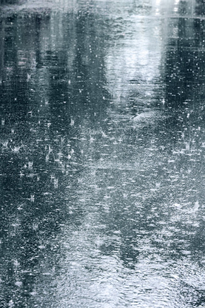 雨水滴在湿沥青上