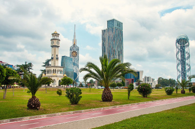 老塔和现代摩天楼住宅在蓝天背景的巴统，阿贾拉，格鲁吉亚