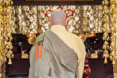 日本和尚在寺庙里祈祷