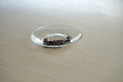 烤阿拉比卡咖啡豆在木材背景