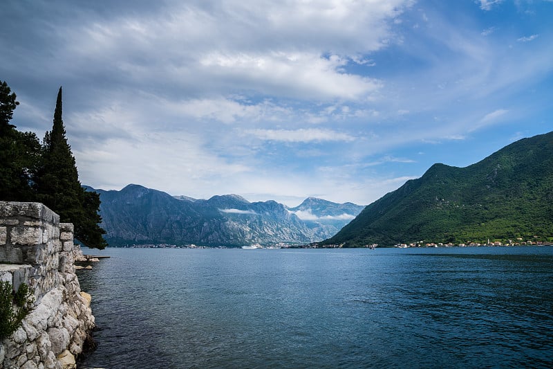 黑山，壮观的山脉环绕着科托尔湾峡湾和小城镇和村庄