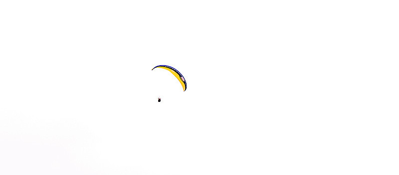 美丽的风景和滑翔伞。阴天青山绿水