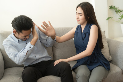 亚洲妻子不理解丈夫关于他妻子精神健康问题的解释，并引起了一场争吵。当坐在家里的沙发上，健康和疾病的概