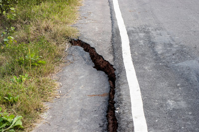 由于地震，山坡上的柏油路破碎