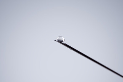 带针的医疗注射器和抗冠状病毒疫苗。